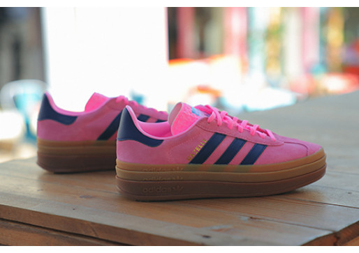 Përqafoni çdo hap me stil dhe besim ndërsa vishni atlete adidas Gazelle Bold