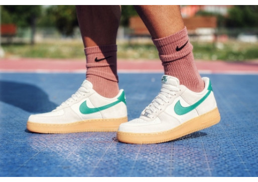Lartësoni stilin tuaj me Nike Air Force 1 '07 LV8 ESS+