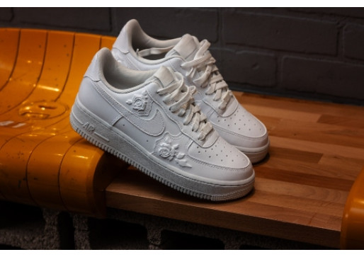 NIKE AIR FORCE 1 ‘07 SE: Clean base. Small details. Big energy