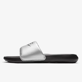 NIKE Shapka WMNS VICTORI ONE SLIDE 